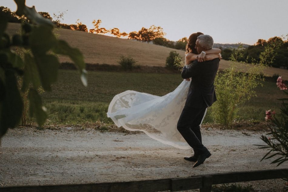 Les mariés amoureux dansent dehors au domaine de Baulieu à Auch, Gers