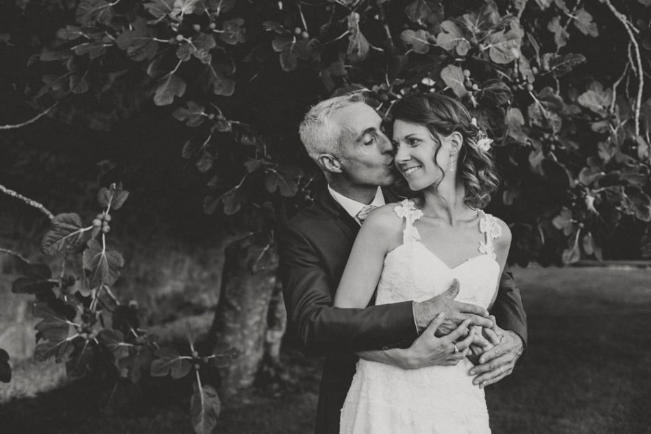 Grand calin d'amoureux mariés devant le figuier, au domaine de Baulieu à Auch, Gers
