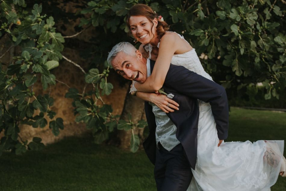 Les mariés amoureux jouent à califourchon au domaine de Baulieu à Auch, Gers