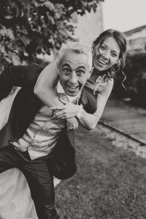 Les mariés amoureux jouent au domaine de Baulieu à Auch, Gers