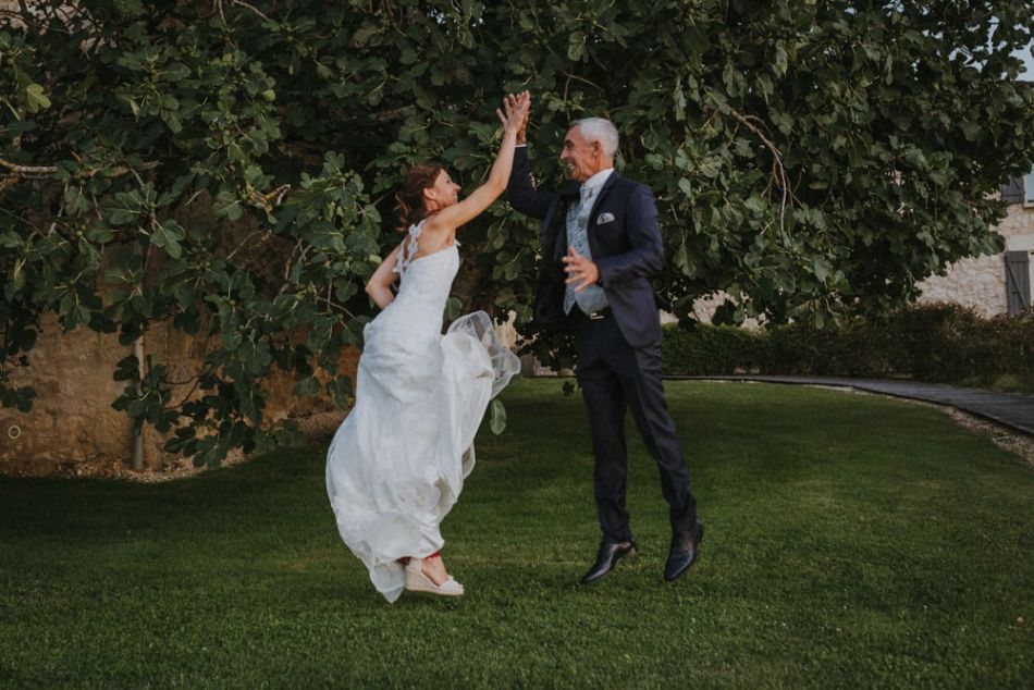 Les mariés amoureux jouent à sauter au domaine de Baulieu à Auch, Gers