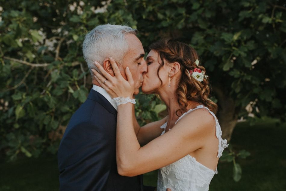 Tendre baiser de mariés devant le figuier au domaine de Baulieu à Auch, Gers