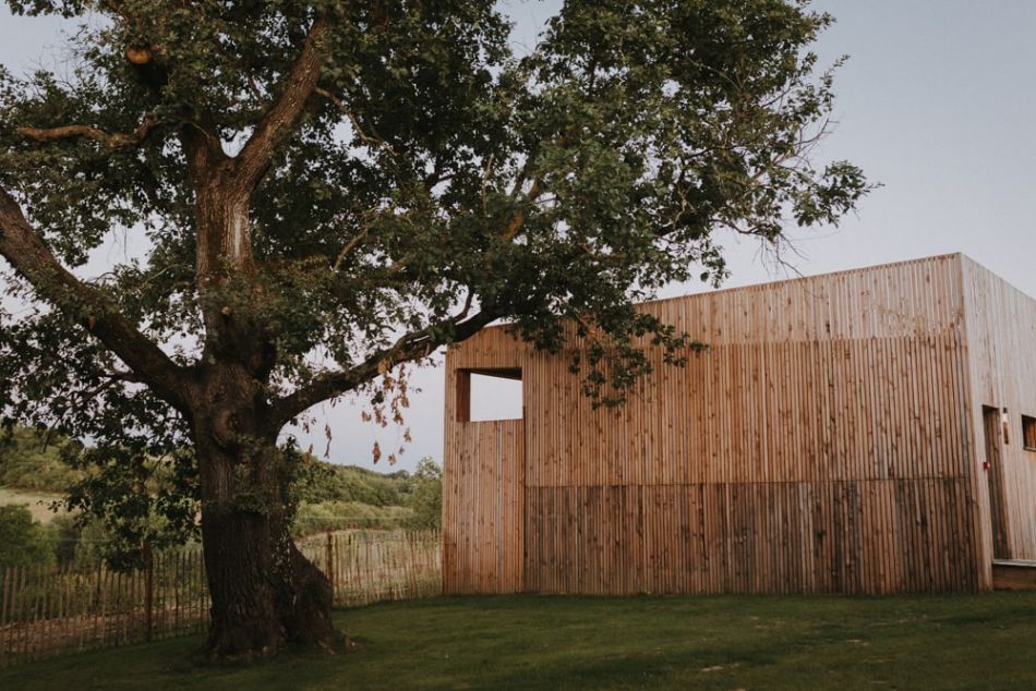 Bâtiment en bois et nature au domaine de Baulieu à Auch dans le Gers