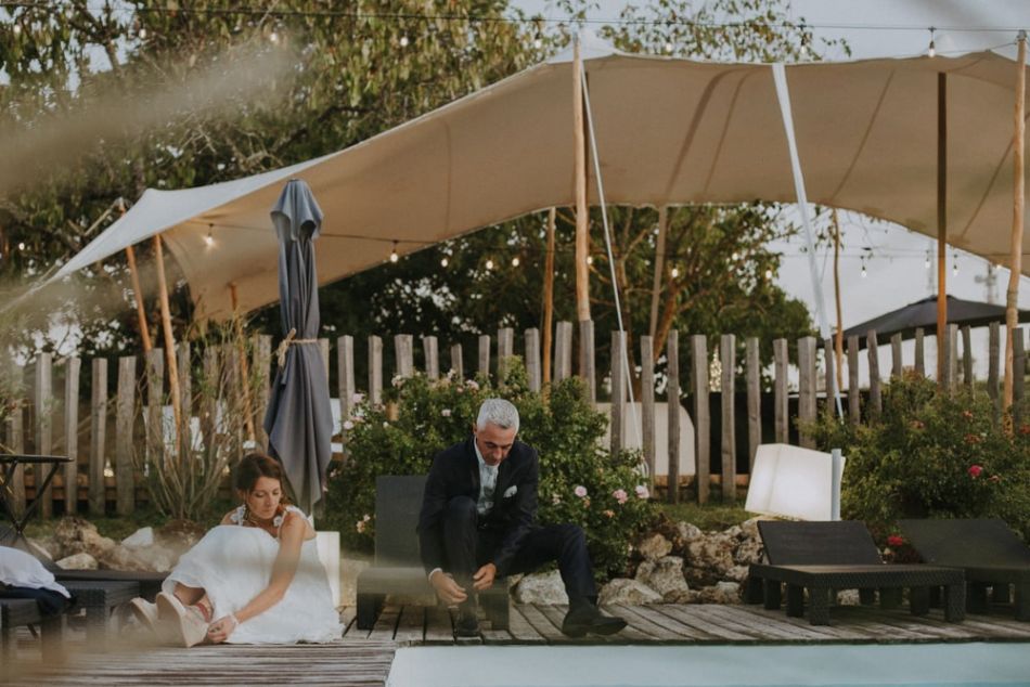 Les pieds dans l'eau pour les mariés, au domaine de Baulieu à Auch dans le Gers