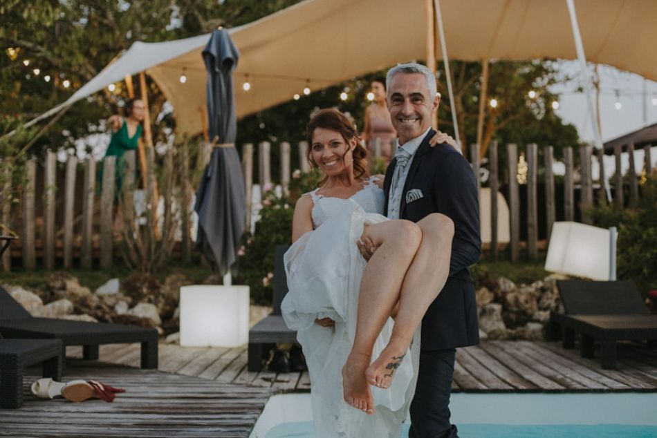 Les pieds dans l'eau pour les mariés, morts de rire, au domaine de Baulieu à Auch