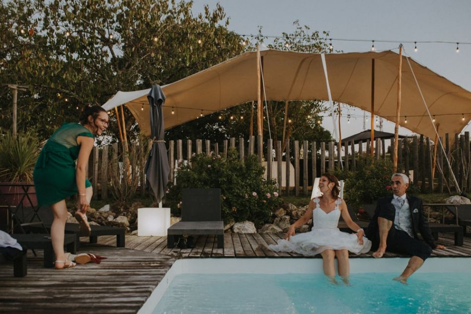 Les pieds dans l'eau pour les mariés, à la piscine, au domaine de Baulieu à Auch