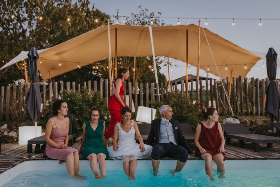 Invités et mariés, les pieds dans l'eau au domaine de Baulieu à Auch dans le Gers
