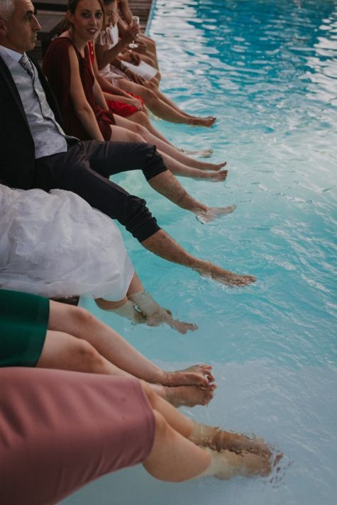 Invités et mariés, les pieds dans l'eau au domaine de Baulieu à Auch dans le Gers