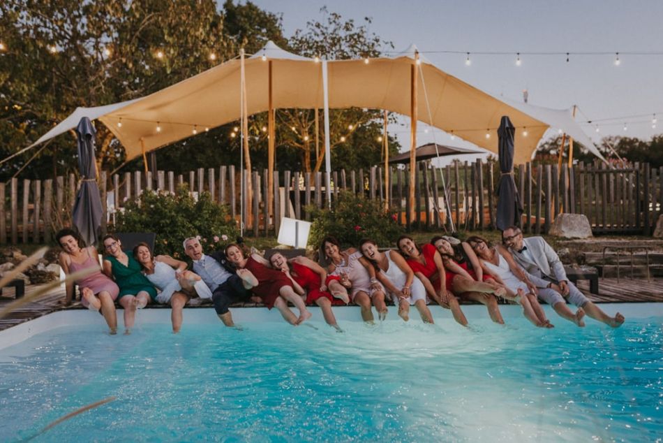 Mariés et invités, les pieds dans l'eau, au domaine de Baulieu à Auch dans le Gers