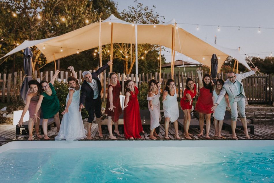 Mariés avec leurs invités, au bord de la piscine au domaine de Baulieu à Auch