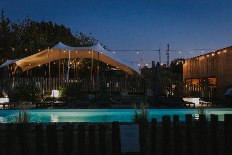 Piscine de nuit et éclairages pour mariage champêtre au domaine de Baulieu à Auch