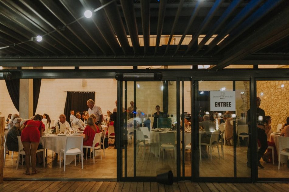 Entrée des mariés dans la salle de réception du domaine de Baulieu à Auch dans le Gers