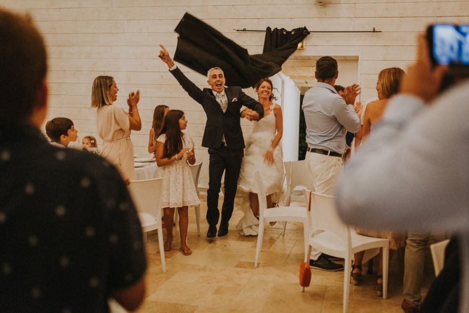 Entrée des mariés enthousiastes dans la salle du domaine de Baulieu à Auch
