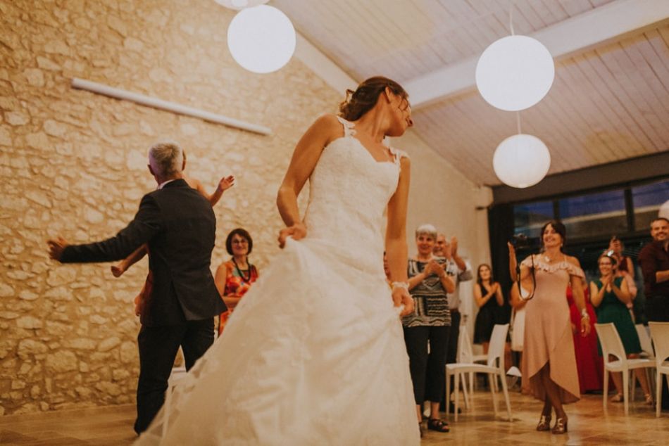 Entrée des mariés en dansant au domaine de Baulieu à Auch dans le Gers