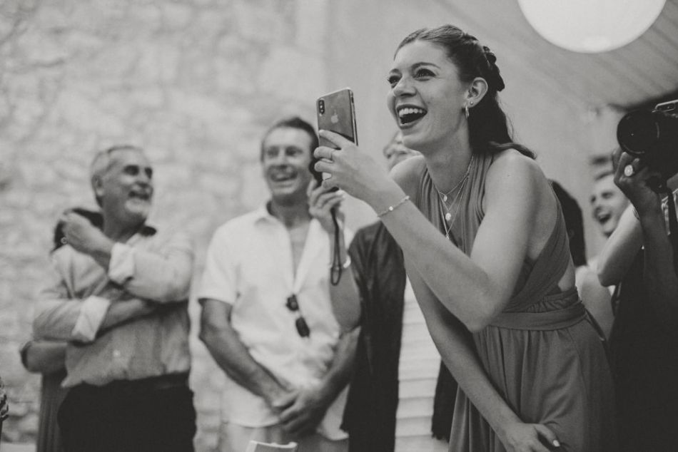 Invitée enthousiaste durant le discours des mariés au domaine de Baulieu à Auch