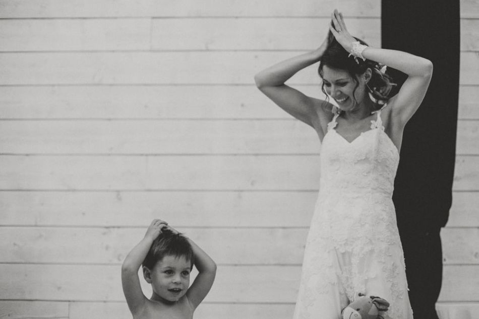 Les mariés jouent durant leur discours au domaine de Baulieu à Auch dans le Gers