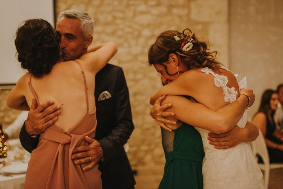 Embrassades, calins, mariés et témoins durant les discours au domaine de Baulieu