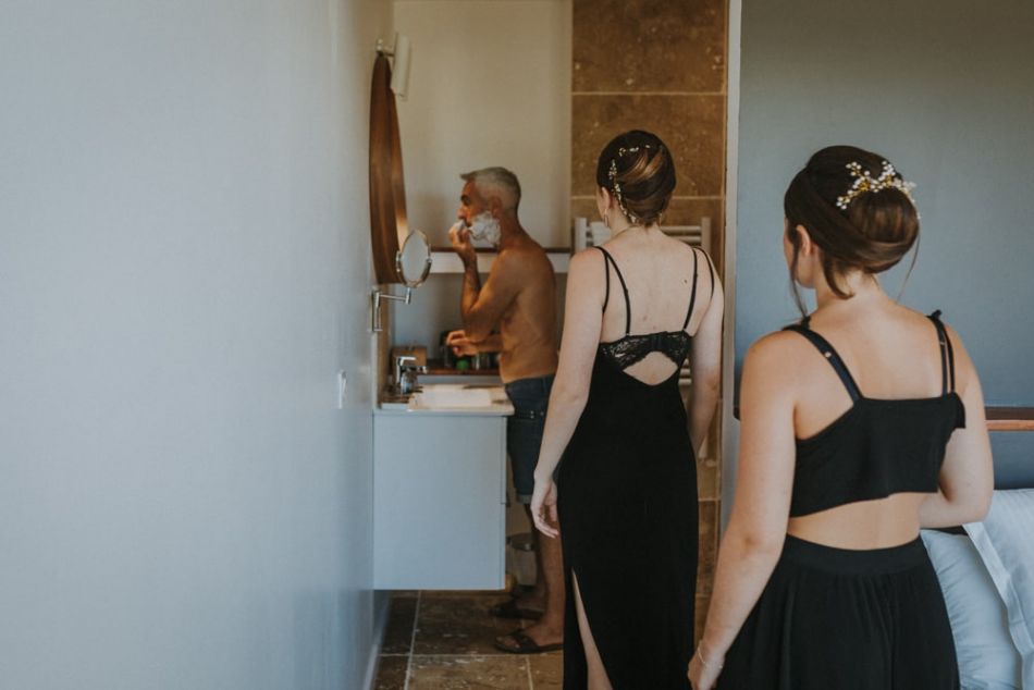 Habillage du marié avec ses filles au domaine de Baulieu dans le Gers à Auch