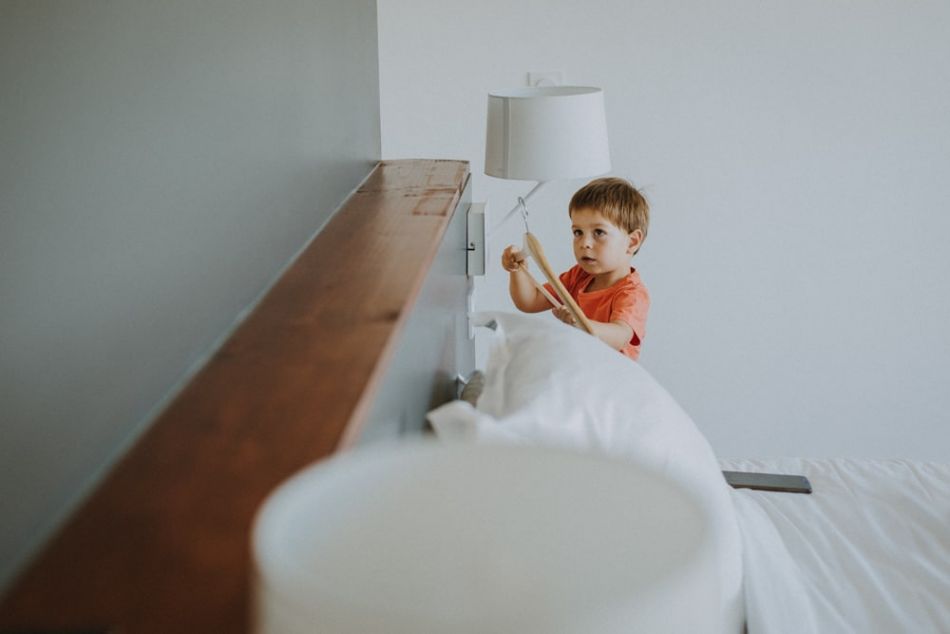 Préparatifs du marié dans une chambre au domaine de Baulieu à Auch dans le Gers