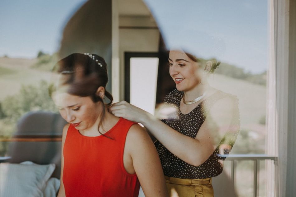 Préparatifs des filles du marié dans une chambre au domaine de Baulieu à Auch dans le Gers