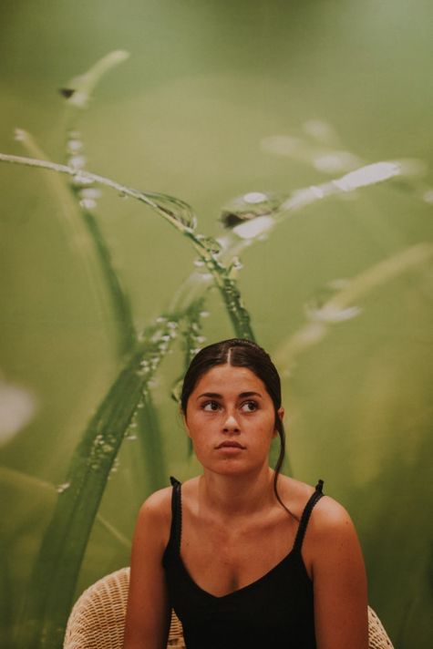 La fille du marié attend son maquillage à l institut biotiful à Auch dans le Gers