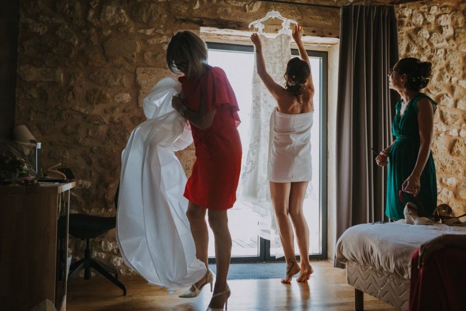Préparatifs de la mariée décrochage de la robe au domaine de Baulieu à Auch
