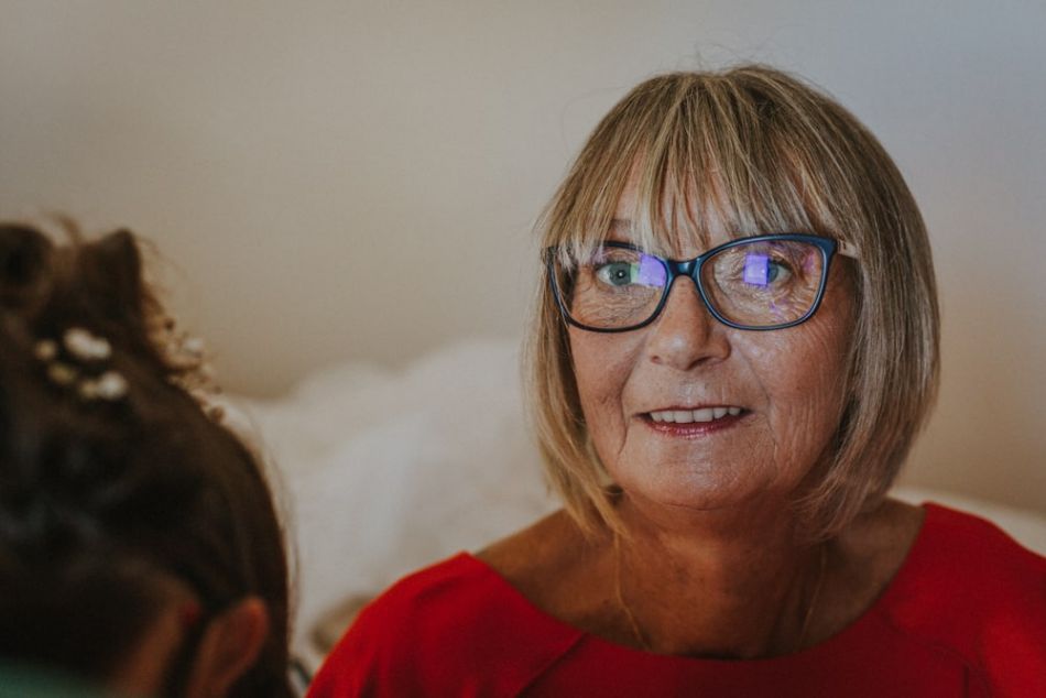 Regard tendre de la maman sur sa fille mariée, à Auch dans le gers