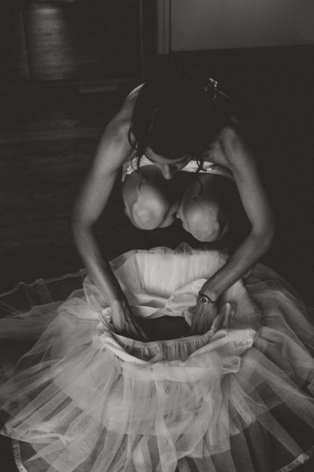 Préparatifs de la mariée, enfilage du jupon, au domaine de Baulieu, à Auch, Gers