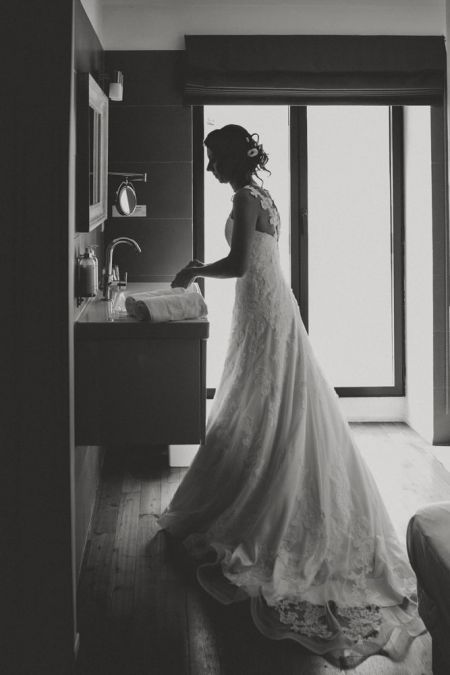 Préparatifs de la mariée, retirer sa bague avant la cérémonie, à Auch, Gers