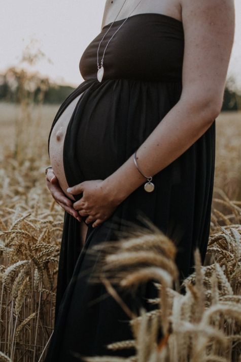 femme enceinte en séance photo maternité à Gimont