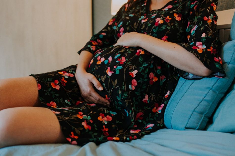 Joli ventre de femme enceinte en séance photo maternité