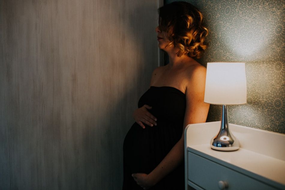 portrait intimiste en séance photo maternité à Gimont
