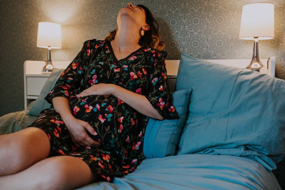 Femme enceinte se reposant en séance photo grossesse à Gimont