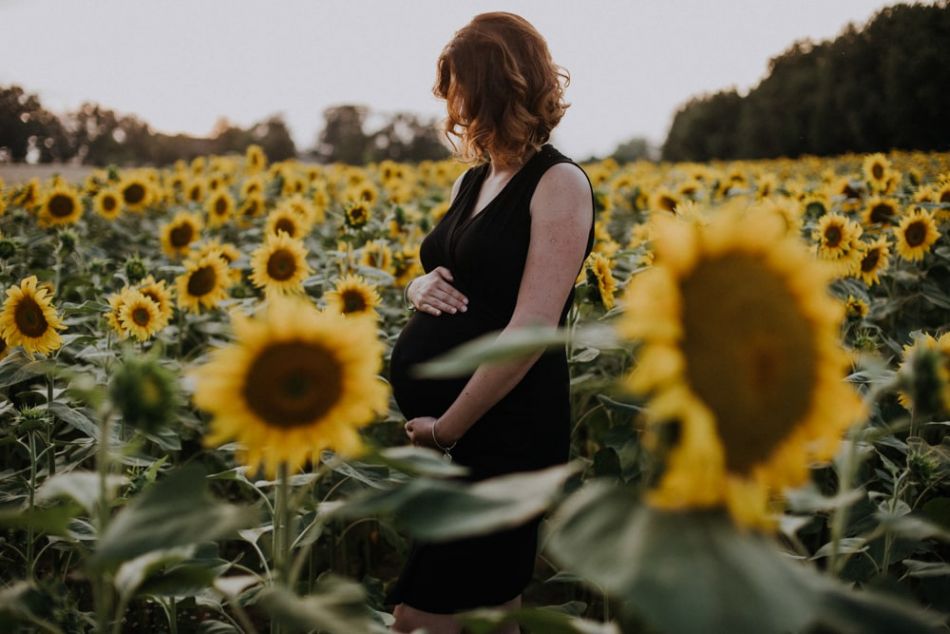 Femme enceinte dans un champ de tournesol à Gimont
