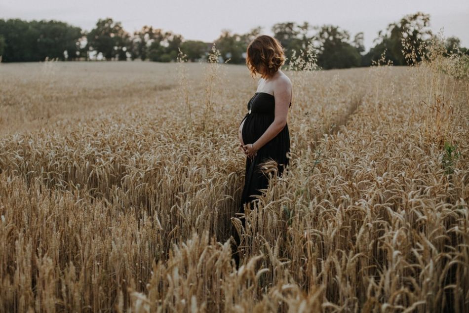 Femme enceinte dans les blés en séance grossesse à Gimont