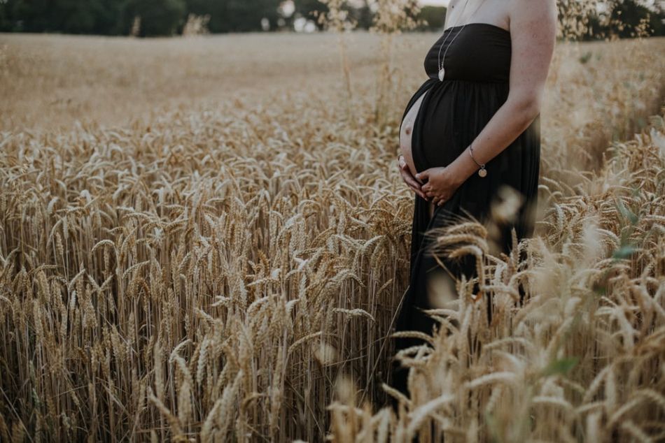 Ventre de femme enceinte en séance photo grossesse à Auch