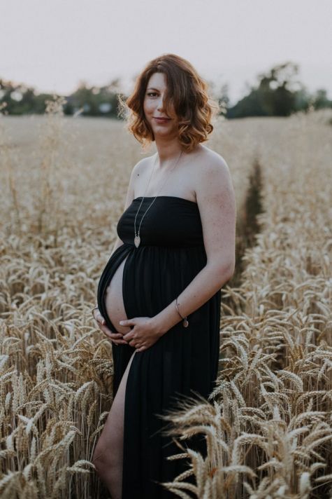 Femme enceinte dans les blés en séance grossesse à Auch