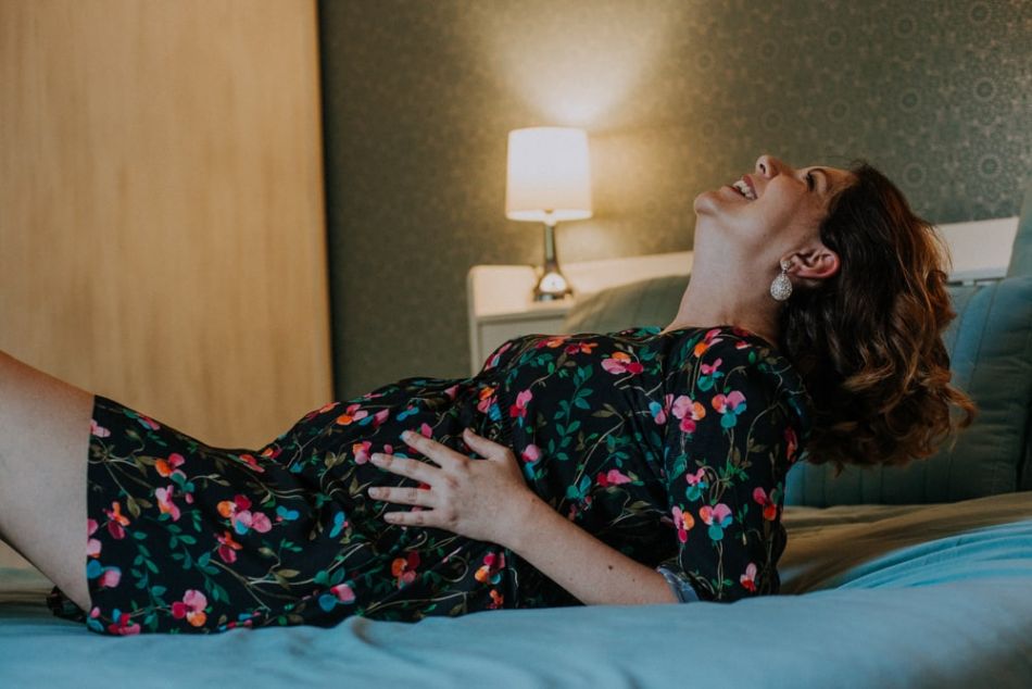 Rire de femme enceinte en séance photo maternité à Gimont