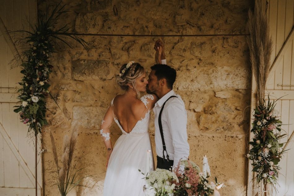 Mariage intimiste les mariés sous l'arche avec MGphotographies
