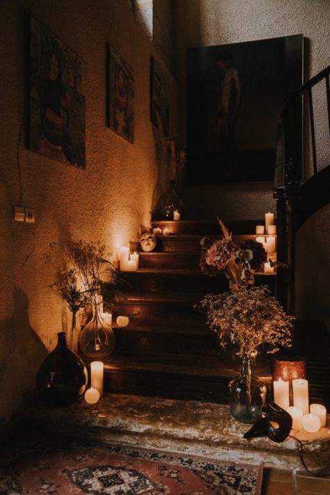 Mariage intimiste décoration escaliers bougies dans le Gers Mariage intimiste, au domaine de la Tricherie à Crastes dans le Gers pour un shooting d'inspiration mariage intimiste et romantique avec MGphotographies
