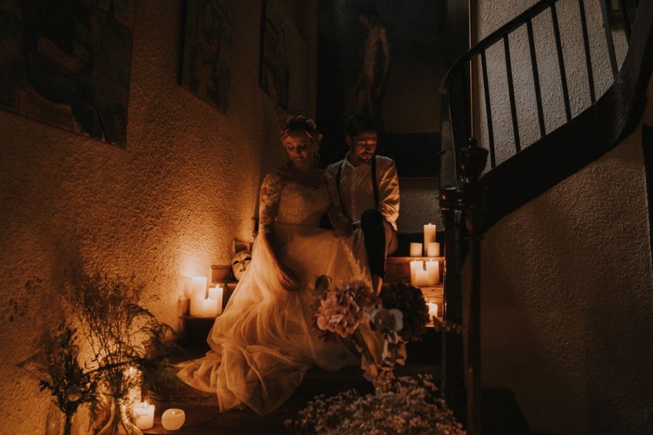 Mariage intimiste décoration et mariés escaliers et bougies Mariage intimiste, au domaine de la Tricherie à Crastes dans le Gers pour un shooting d'inspiration mariage intimiste et romantique avec MGphotographies