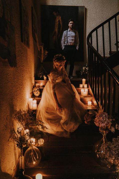 Mariés dans un escalier avec bougies mariage intimiste dans le Gers