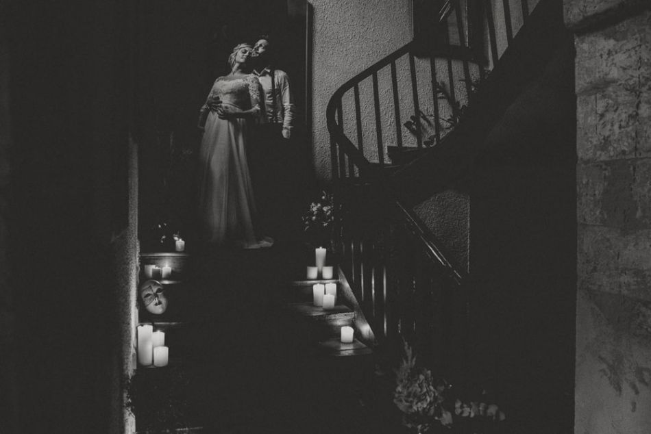 Mariés dans un escalier bougies mariage intimiste dans le Gers