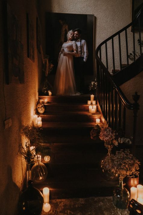 Mariage intimiste escaliers bougies et mariés Mariage intimiste, au domaine de la Tricherie à Crastes dans le Gers pour un shooting d'inspiration mariage intimiste et romantique avec MGphotographies