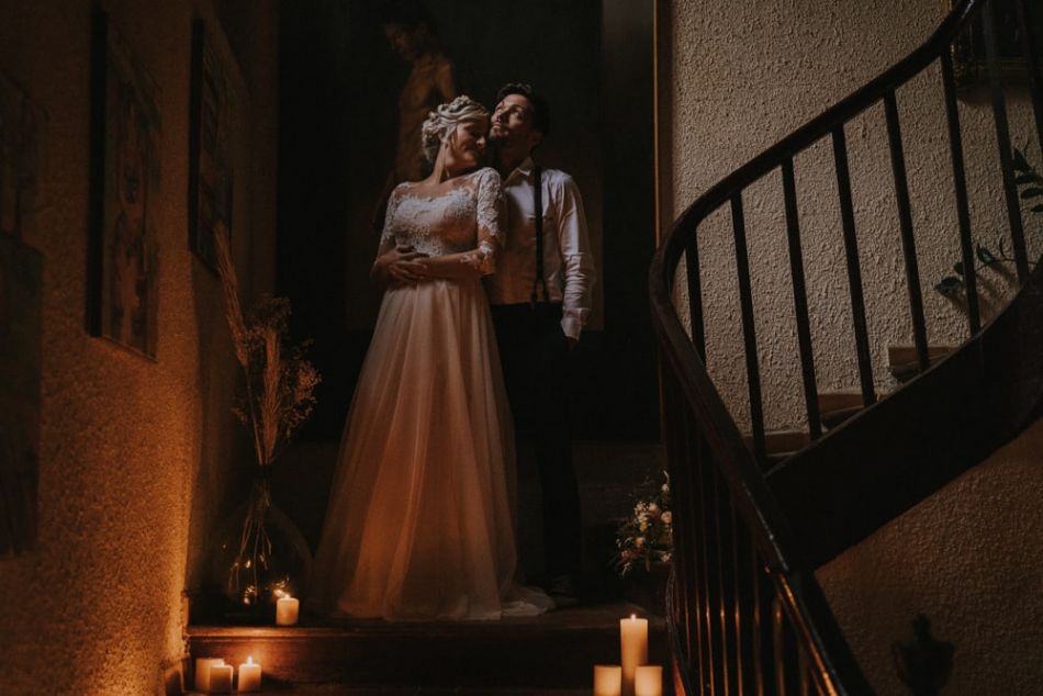 Mariage intimiste, mariés dans les escaliers, dans le Gers Mariage intimiste, au domaine de la Tricherie à Crastes dans le Gers pour un shooting d'inspiration mariage intimiste et romantique avec MGphotographies
