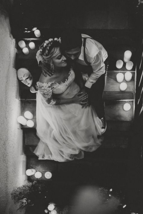 Mariés dans les escaliers, mariage intimiste Toulouse, Mariage intimiste, au domaine de la Tricherie à Crastes dans le Gers pour un shooting d'inspiration mariage intimiste et romantique avec MGphotographies