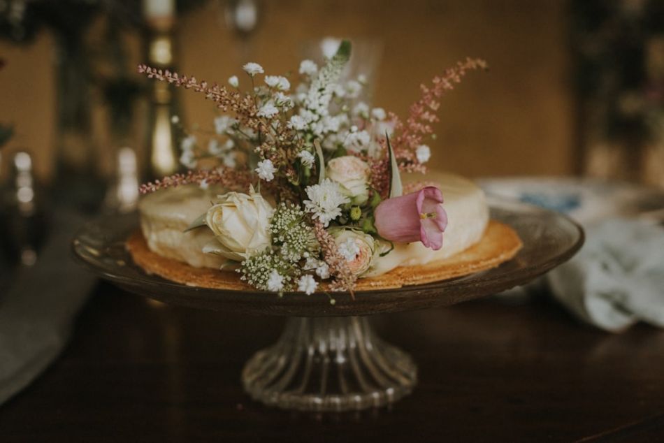 Gâteau délicatement décoré mariage intimiste dans le Gers