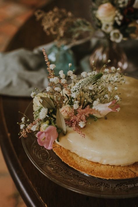 Gâteau décoré de fleurs mariage intimiste à Auch avec MGphotographies