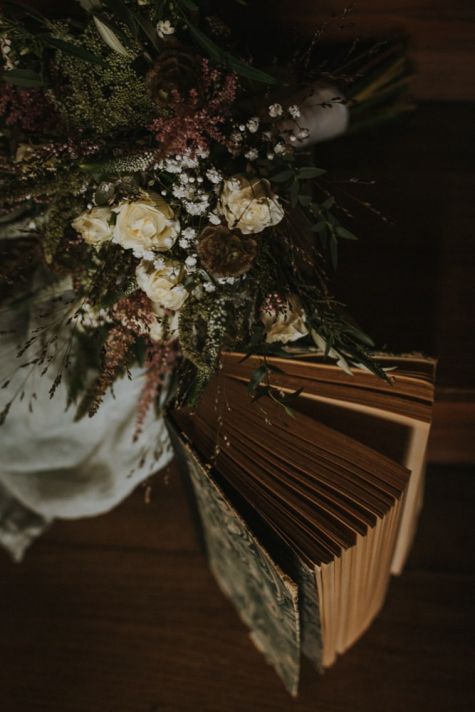 Décoration bouquet livre pour mariage intimiste dans le Gers