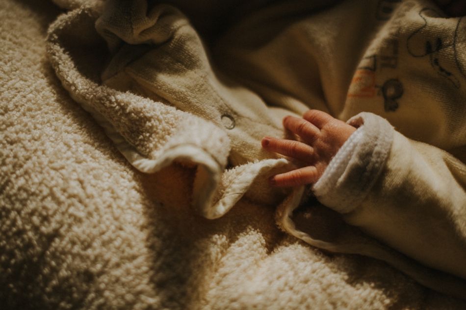 Petite main de nourrisson à la maternité en séance naissance Auch
